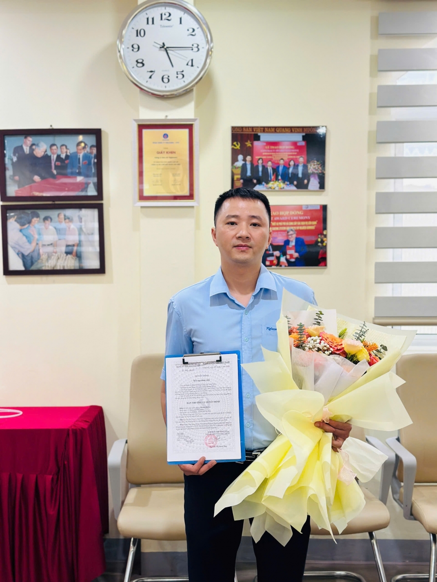 Đồng chí Hoàng Bá Ly, Tổ trưởng Bộ phận bảo đảm chất lượng, Nhà máy Sen vòi Viglacera bên cạnh Quyết định kết nạp Đảng của đồng chí.